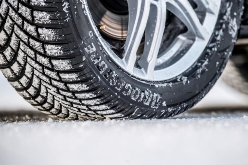 AUTO ZEITUNG kürt Bridgestone Blizzak LM005 zum Testsieger im großen Winterreifentest 2021