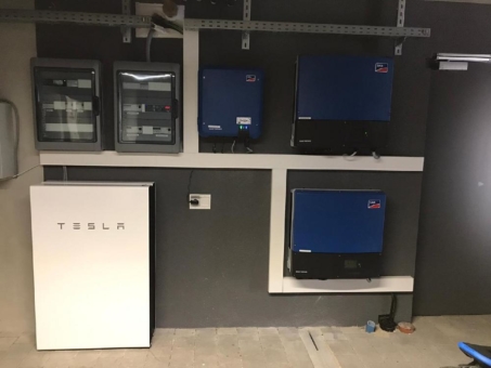 Photovoltaik Tesla Batteriespeicher - Erster Speicher mit neuer Konformitätserklärung VDE