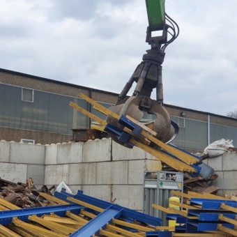 In Düsseldorf Schrotthändler sammelt Altmetallschrott im gesamten Stadtgebiet von Düsseldorf ein