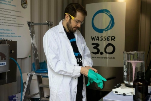 Vector Stiftung fördert Wasser 3.0 Projekt für die Entwicklung eines Schnelltests für den Nachweis von Mikroplastik in Wasser