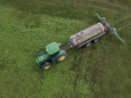 Jörg Hecht von der Agrargenossenschaft Löberitz schätzt die Qualitäten des Bridgestone VT-Tractor im Einsatz auf Feld und Straße
