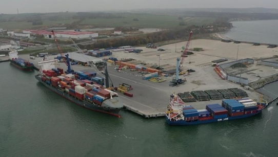 Containerschiff-Quartett am Mukran Port Terminal