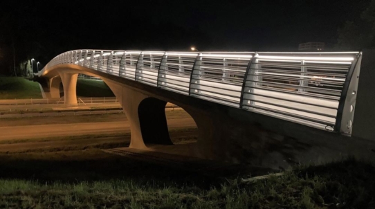 Perfekt ausgeleuchtet: Blendfreie Brücke bildet den Lückenschluss für Radfahrer und Fußgänger