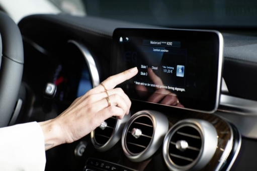 Neuer Dienst Mercedes me "Fuel & Pay" ermöglicht kontaktloses und komfortables Bezahlen direkt an der Zapfsäule