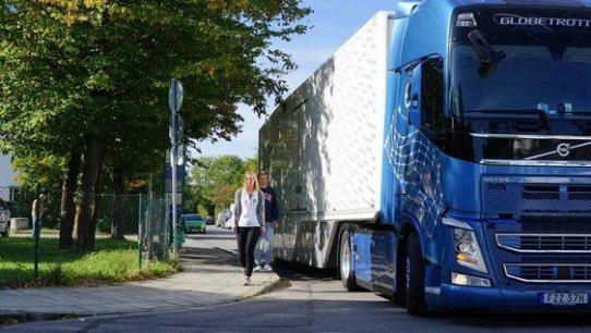 Besserer Schutz beim Abbiegen von Lkw