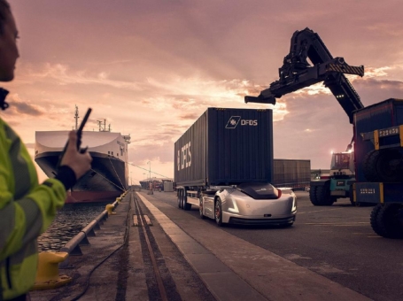 Vera geht in den ersten Einsatz: Volvo Trucks präsentiert einen autonomen Transport zwischen Logistikzentrum und Hafen