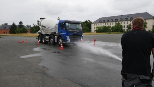 Volle Fahrt in die Zukunft - Volvo Trucks fördert Berufskraftfahrertraining