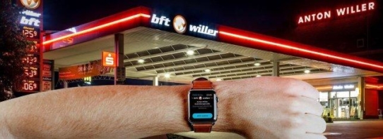 Direkt an der Zapfsäule per Smartwatch bezahlen: Anton Willer und PACE machen es möglich