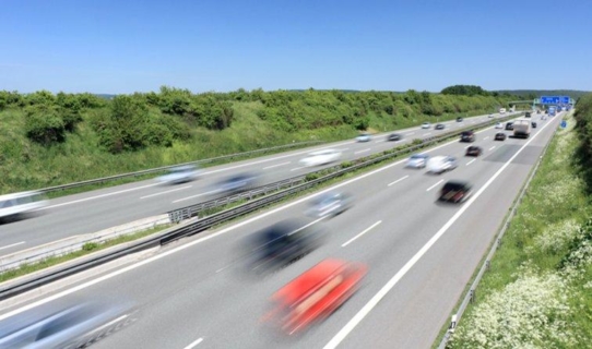 Kommt es wirklich auf jede Minute an? Und wenn du nach 10 Kilometern im Stau stehst? Heute stellen wir das Tempolimit zur Diskussion