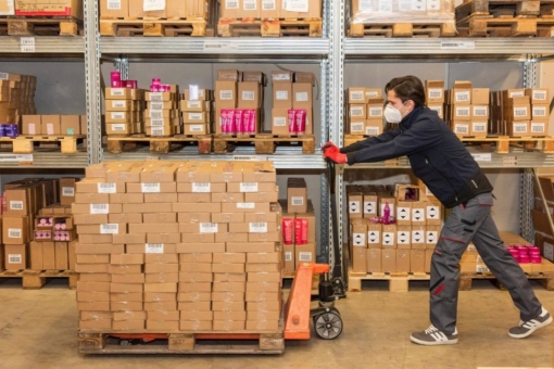Digital - und von Hand: Gebrüder Weiss übernimmt E-Fulfillment für die Mibelle Group