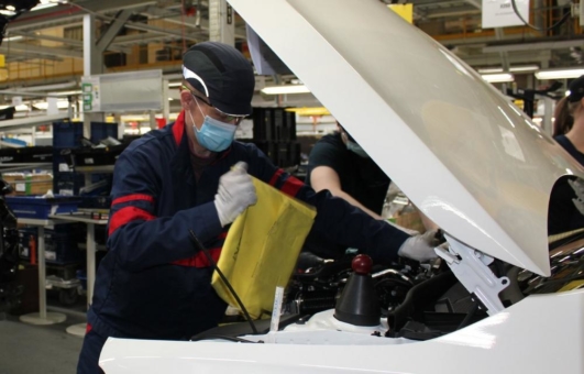 Valmet Automotive lässt  Autoproduktion unter strikten Schutzmaßnahmen wieder anlaufen