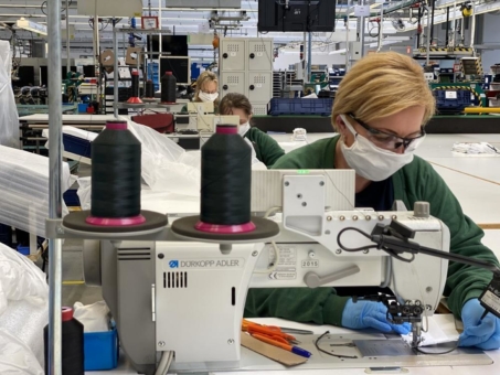 Valmet Automotive startet mit der Produktion von Schutzmasken im Werk Zary, Polen