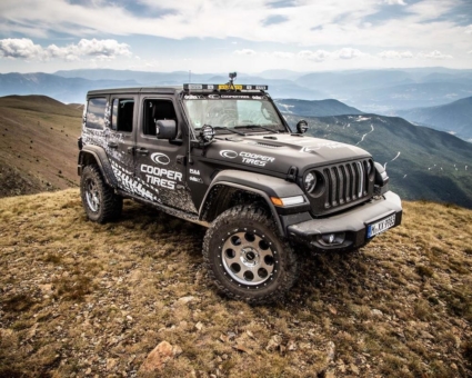 Offroad-Dreigestirn der Extraklasse: delta4x4, Cooper Discoverer STT Pro P.O.R. und Jeep Wrangler Rubicon