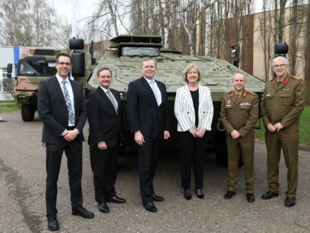 Rheinmetall-Standort Kassel: Australische Regierungsvertreter inspizieren erstes Boxer-Gefechtsfahrzeug