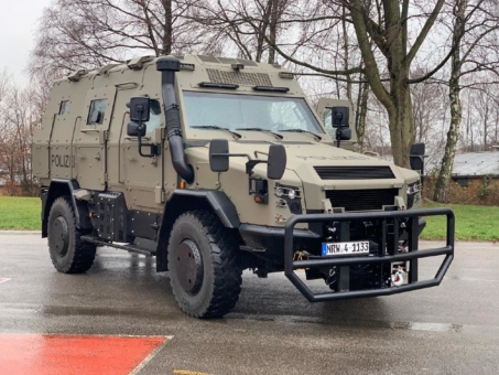 Sondergeschütztes Einsatzfahrzeug Rheinmetall Survivor R an die Polizei Nordrhein-Westfalen übergeben
