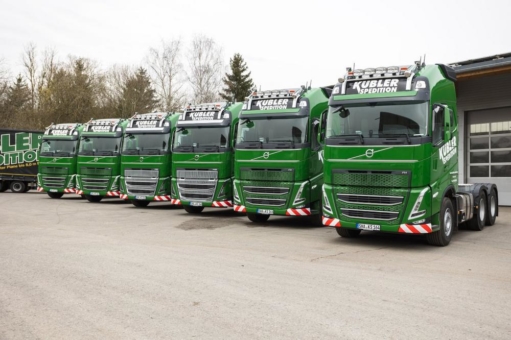 Sechs Volvo Trucks für den Schwerlastverkehr bei Kübler