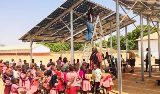 SUNfarming errichtet unabhängige Energieversorgung für eine Krankenstation in Gambia