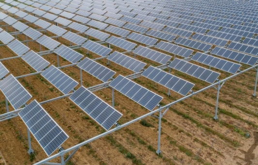Doppelte Ernte - Agri-Photovoltaik setzt auf feuerverzinkten Stahl