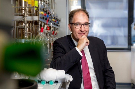 Nachhaltig und preisgünstig: Potsdamer Forscher erhält Wissenschaftspreis für Herstellung bezahlbarer Medikamente