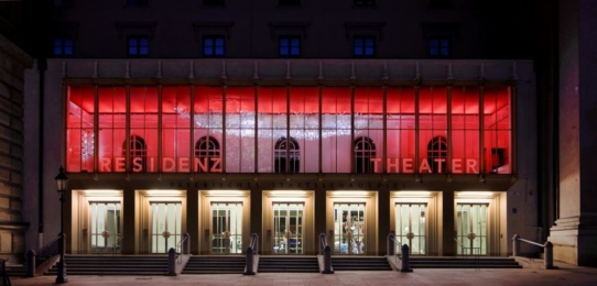 Theater mit strahlenden Lettern
