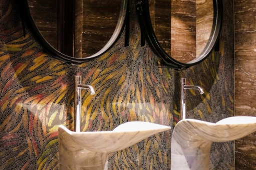 Jahrtausende alte Kunst neu aufgelegt: Mikromosaik im modernen Interieur
