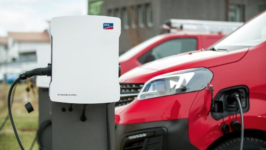 Fahrzeugflotten mit Solarstrom laden: SMA stellt EV Charger Business für E-Ladeparks vor