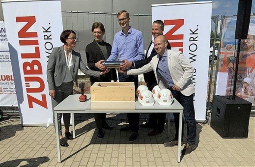 asphericon feiert Grundsteinlegung für Holz-Hybrid-Neubau in Jena