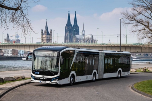 Premiere: Erster vollelektrischer Gelenkbus von MAN geht in Köln auf Linie