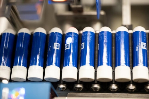 Bluhm Systeme entwickelt zwei neue Sonderanlagen zur Pharma- und Kosmetik-Kennzeichnung