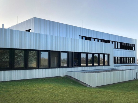 Energetische Sanierung der Eduard-Stieler-Schule in Fulda mit Fassadenverkleidung von MN Metall