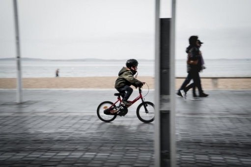 Ob im Kindersitz, Fahrradanhänger oder bereits auf eigenen zwei Rädern - Kinder sind Verkehrsteilnehmer mit eigenen Regeln