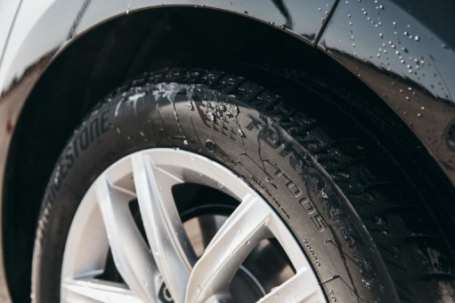 Bridgestone Turanza T005 sichert sich Testsieg im SUV-Reifentest des britischen Magazins Auto Express