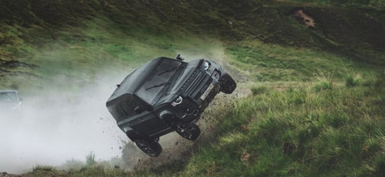 Stuntfahrzeuge von Jaguar Land Rover aus dem 007-Kinohit Keine Zeit zu sterben werden bei Christie's für den guten Zweck versteigert