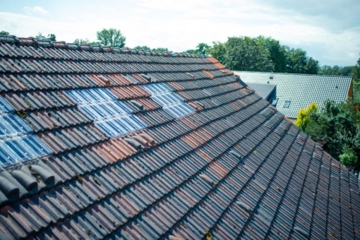 Über 1.000 Lichtpfannen für das Dach einer alten Ziegelei