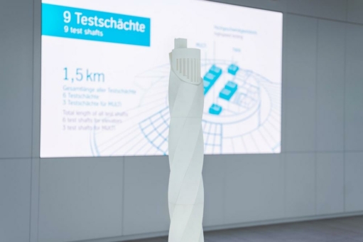 thyssenkrupp Elevator feiert dreijähriges Jubiläum am Testturm Rottweil: Ausstellung des größten 3D-Drucks des neuen Rottweiler Wahrzeichens auf der Besucherplattform