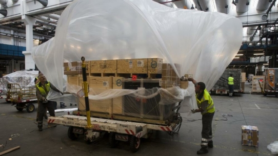 Lufthansa Cargo nutzt als erste Frachtairline weltweit umweltschonendere Kunststofffolie für den Transport