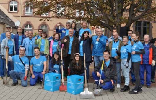 Freiwilligen-Schar in blauen Shirts