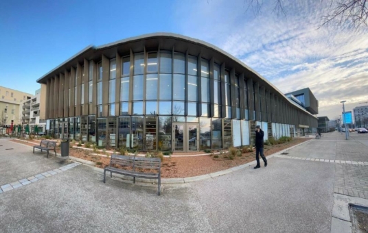 SIS-Antriebe mit SMI-Schnittstelle fahren Jalousien  in modernem Bibliotheksgebäude in Frankreich