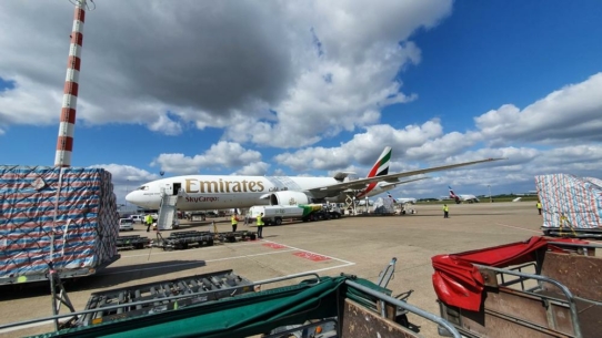 Emirates SkyCargo: Frachter mit 4,7 Millionen FFP2-Masken aus China am Flughafen Düsseldorf gelandet