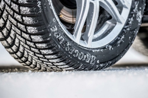 Bridgestone Blizzak LM005 sichert sich Testsieg im Winterreifen-Test 2022 der AUTO BILD sportscars