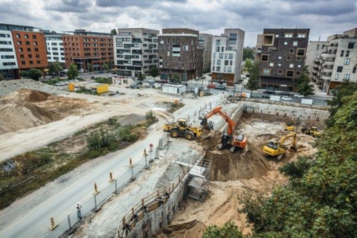 Gestern Farbklecks, heute Wohnquartier: Baugrubenerstellung auf ehemaligem Pelikan-Gelände