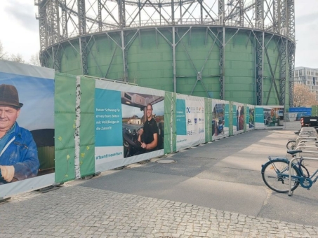 Bundesverband Erneuerbare Energie e.V. und EUREF AG: Energiewende-Bauzaun auf EUREF-Campus zeigt Gesichter der Energiewende