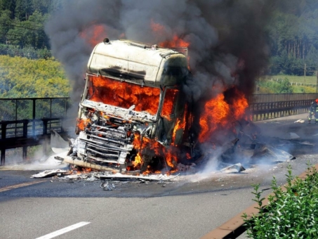 Feuer vernichtet wertvolle Güter und gefährdet Menschen - FireStop schützt!