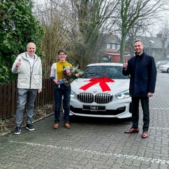 Finaler Akt der B&K Jubiläumskampagne - Kundin gewinnt BMW 1er