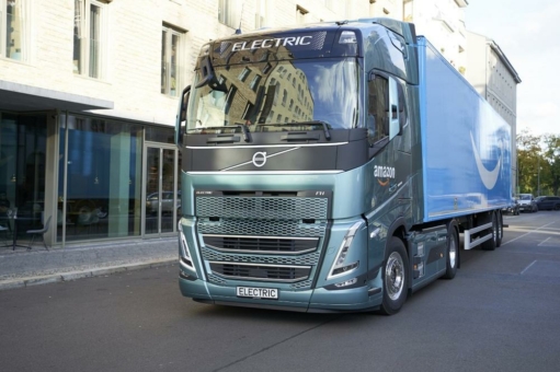 Weltneuheit: Volvo liefert Elektro-Lkw mit fossilfreiem Stahl an Kunden aus