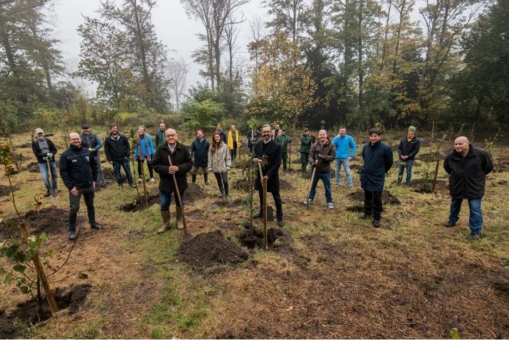 Anpacken für den Klimaschutz: thyssenkrupp Materials Services und die Alfried Krupp von Bohlen und Halbach-Stiftung pflanzen 150 Bäume im Kruppwald