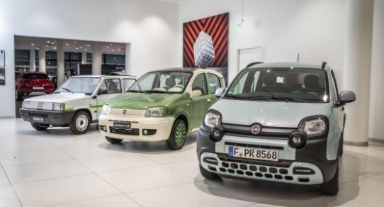Anlässlich Premiere des Fiat Panda Hybrid und 40. Geburtstag des Fiat Panda - zwei Klassiker mit zukunftsweisenden Antrieben im Motor Village Frankfurt