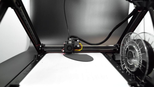 Bachelorarbeit bestätigt Wirtschaftlichkeit von 3D-Fließbanddruckern im Vergleich zu klassischen 3D-Druckern