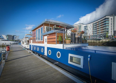 Fenster zur See: REHAU verleiht Luxus-Hausboot in Belfast den letzten Schliff
