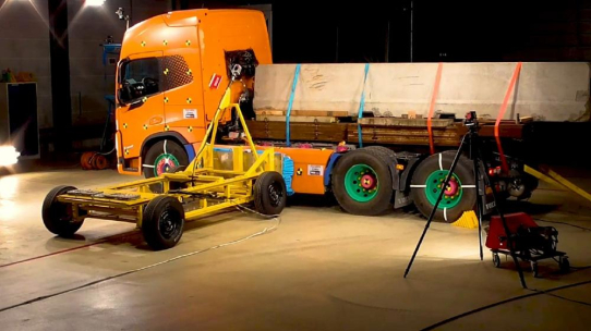 Volvo Trucks führt Crashtests mit Elektro-Lkw durch